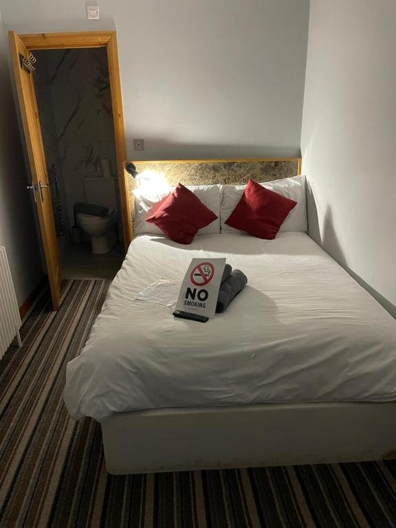 Single Room with en-suite at The Six Bells Hotel